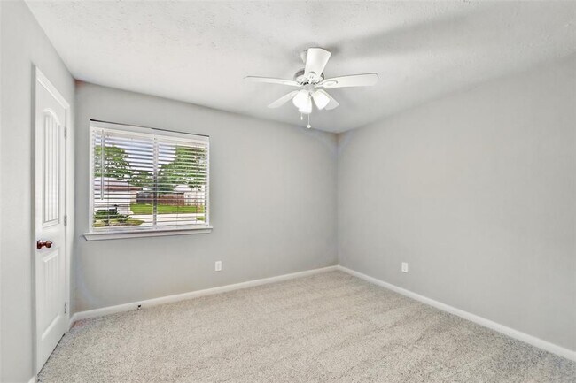 Building Photo - 4511 Ravine Dr