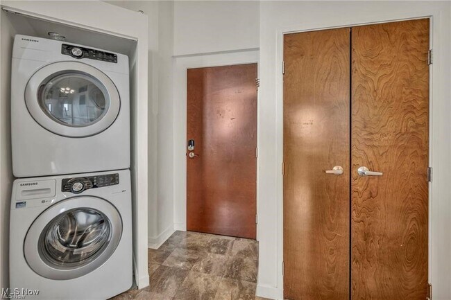 Building Photo - 1133 W 9th St