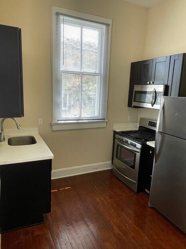 Building Photo - 2BD/1BA with natural light, hardwood floor...