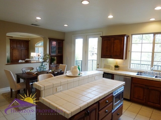 Building Photo - Modern Three-story 5 Bed 3.5 Bath 2,601 sqft Fair Oaks Home