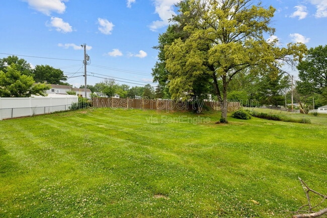 Building Photo - 438 Bush Dr