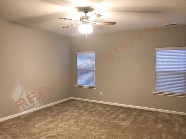 Building Photo - Grand 5 Bedroom 3 Baths House w/1st FL gue...