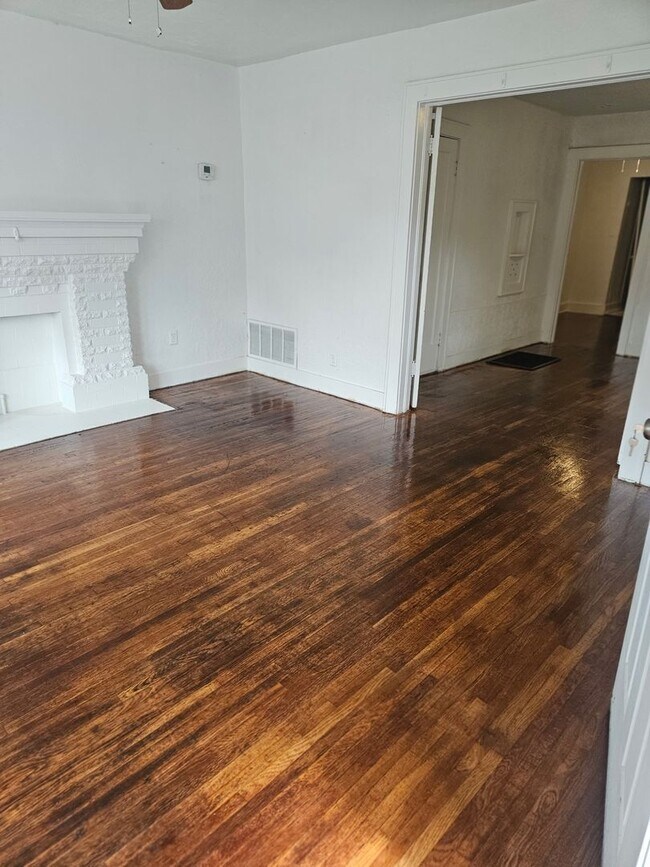 Building Photo - 2 bed 1 bath for lease near downtown