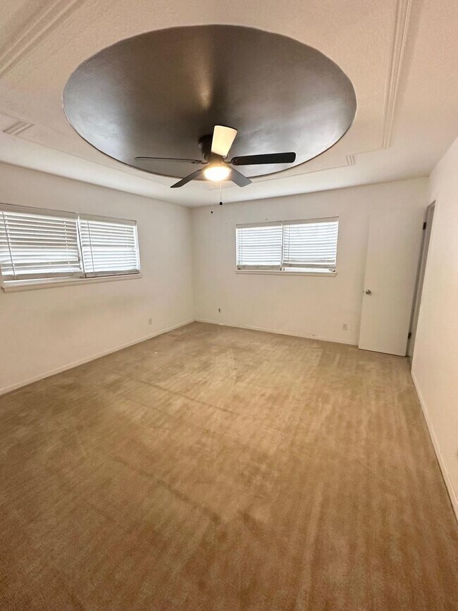 Building Photo - 3 Bedroom 2 Bathroom Ready to Rent