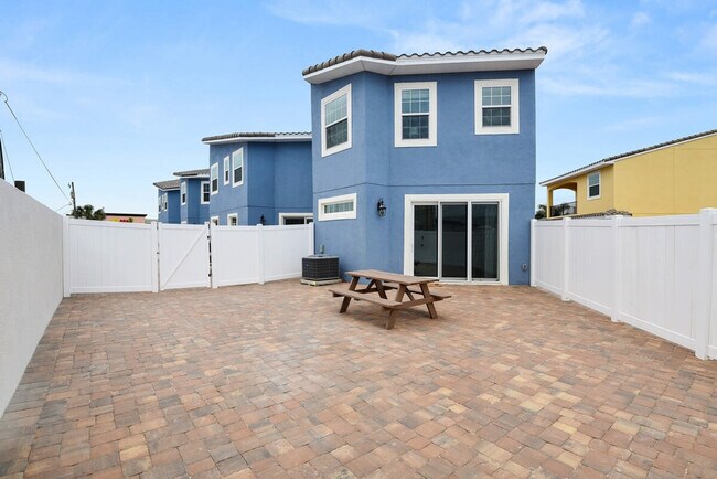 Building Photo - 132 Mediterranean Way