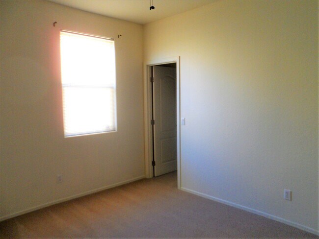 Building Photo - Great 3 Bedroom 2 Bath Home with Pool Service Included!