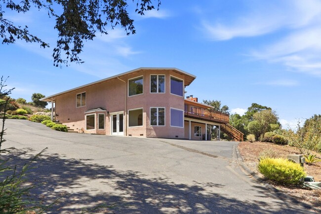 Building Photo - Million Dollar Views! Available Now!