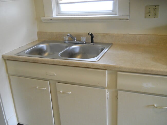 Building Photo - 1247 Donald Ave