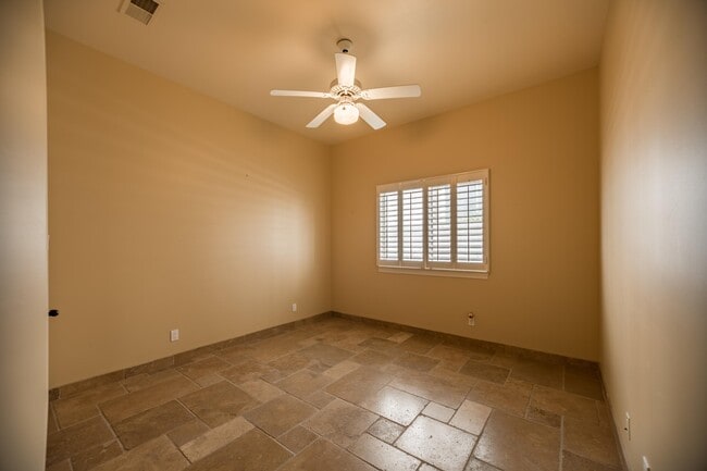 Building Photo - 10016 Bridgepointe NE