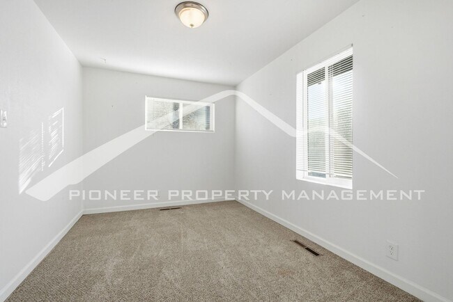 Building Photo - Charming Home with Central AC and Washer/Dryer