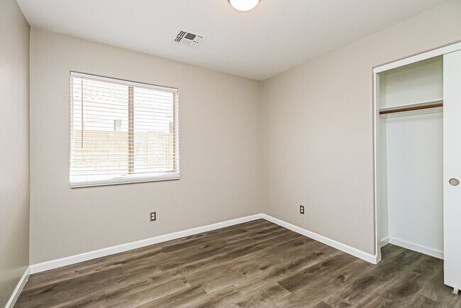 Building Photo - 2725 E Carol Ave