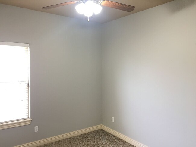 Building Photo - 5 bedroom 3 bath home in Fayetteville