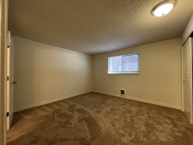 Building Photo - Bright and Airy Home with Stainless Steel Kitchen, Vaulted Ceilings & Washer + Dryer