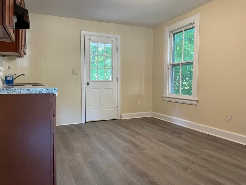 Building Photo - 25 Thompson St