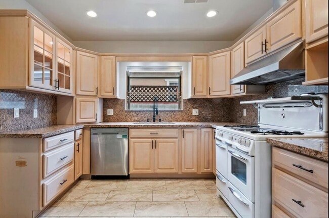 Building Photo - 923 W Orange Grove Ave