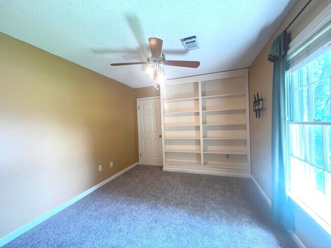 Building Photo - 7849 Meadow Trail Dr