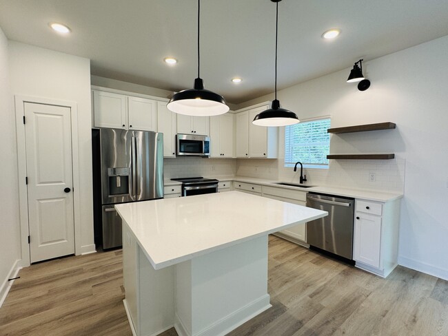 Building Photo - 148 Kingswood Ter