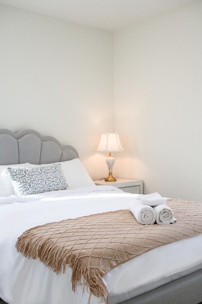 Building Photo - Fully Furnished with appliances Ontario Townhouse