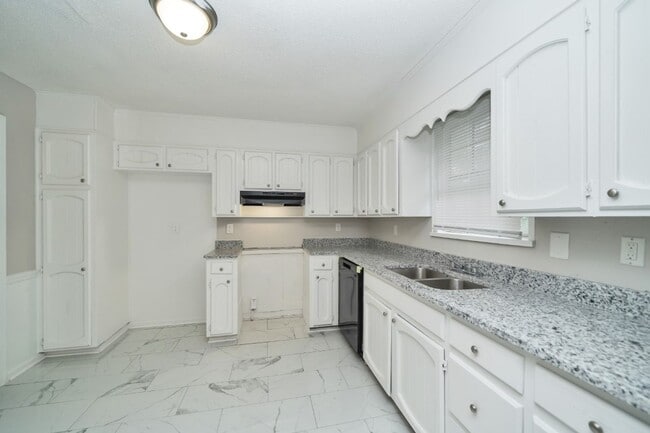 Building Photo - Now Leasing! 4-Bedroom Home with Modern Features & Great Layout