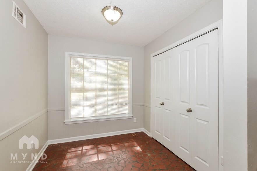 Building Photo - 2154 Ashland Dr