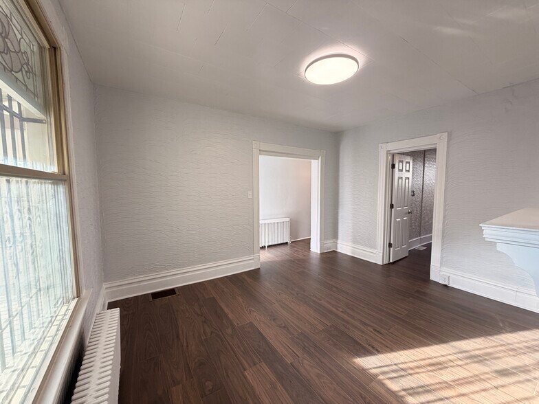 Building Photo - 122 Maple Ter