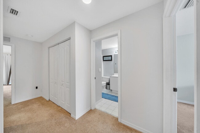 Building Photo - 6086 Seminole Gardens Cir
