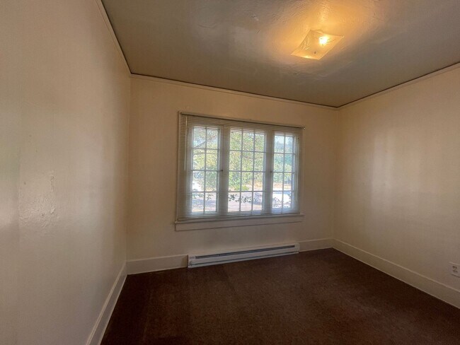 Building Photo - 4 Bedroom Campus House!