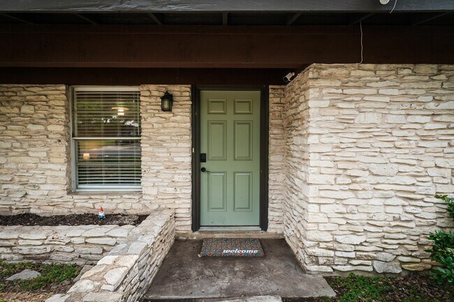 Building Photo - 7105 Lilac Ln