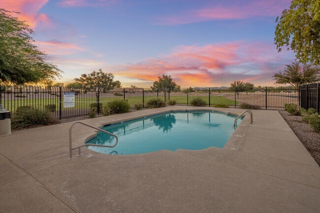 Building Photo - Beautiful 3 bedroom patio home with open f...