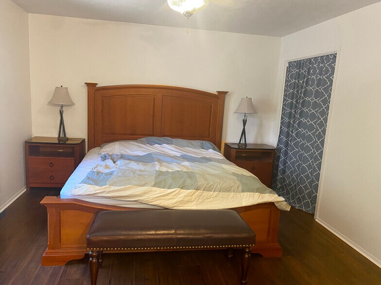 Master bedroom - 10129 S 2165 E