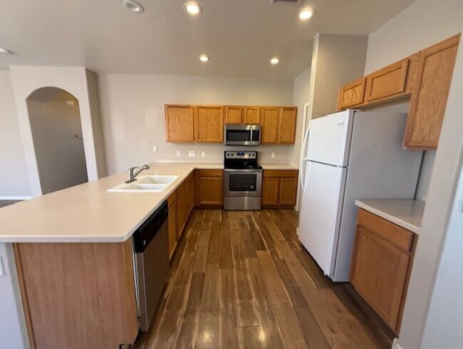 Building Photo - 3 Bedroom 2 Bath Home - Contact Property Pros Property Management