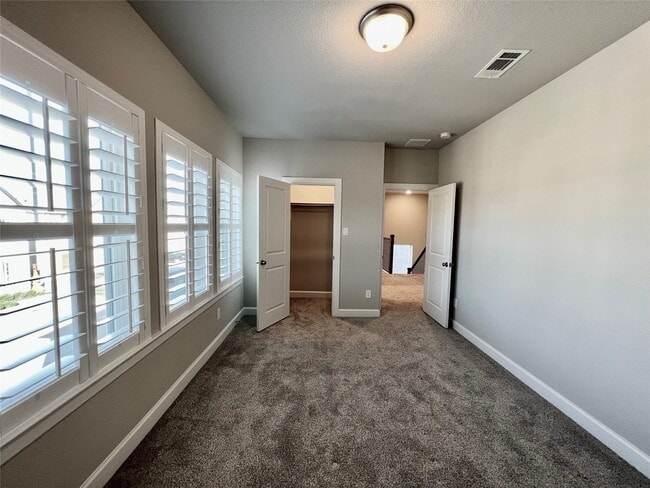 Building Photo - 547 Kingston Ln