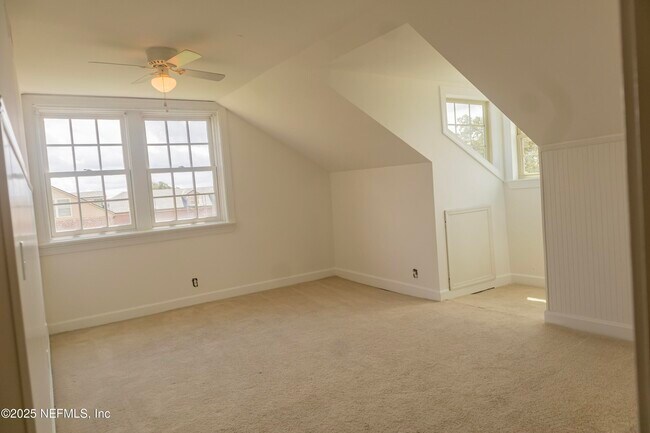 Building Photo - 842 Cedar St