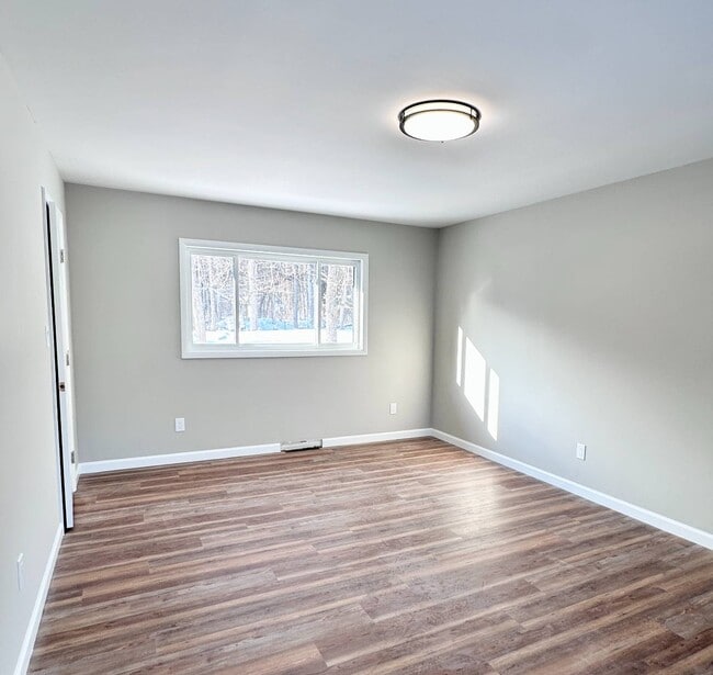 Building Photo - 521 Middleline Rd