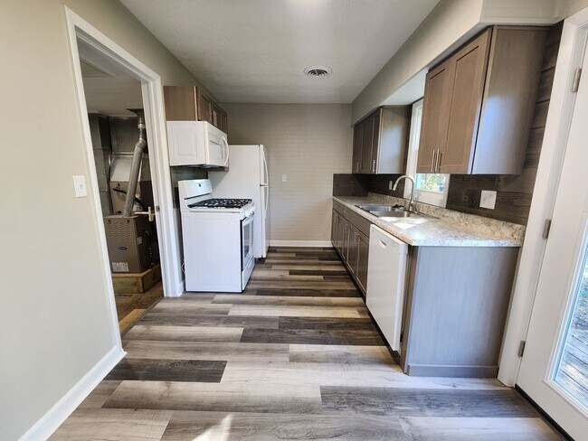 Building Photo - Spacious 3-Bedroom, 1-Bathroom Home AVAILA...