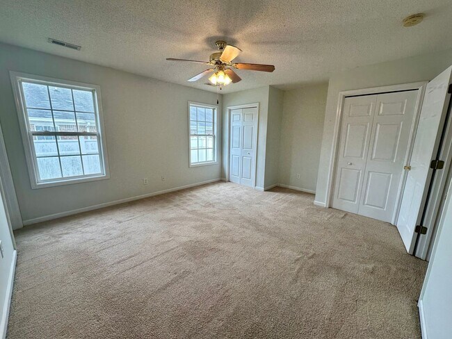 Building Photo - Conveniently Located Duplex!