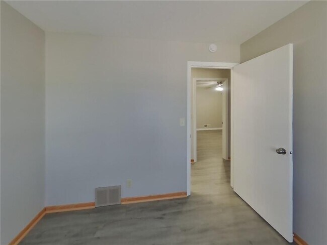 Building Photo - 3409 Brookview Dr