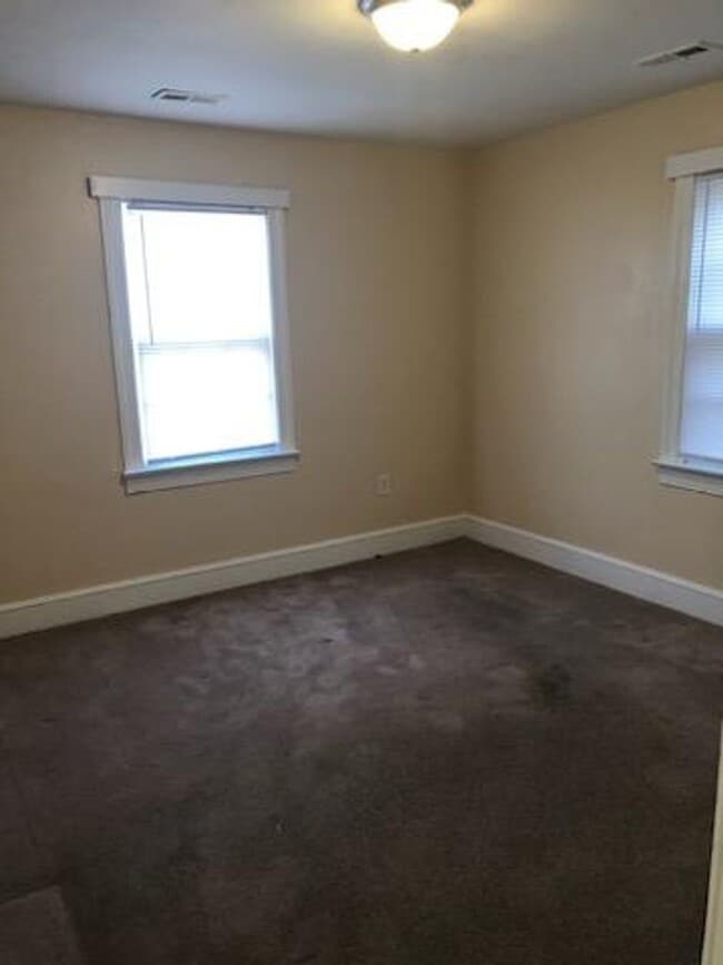 Building Photo - 2 bedroom home