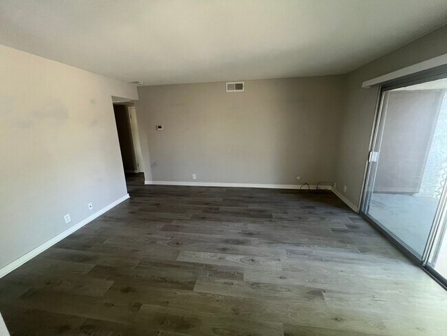 Building Photo - Spacious 2 Bed / 1 Bath Upstairs Condo in San Carlos – Utilities Included!