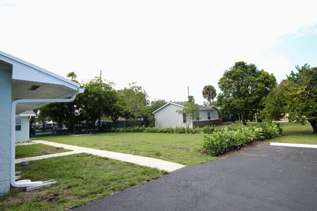 Building Photo - 8867 Sunset Dr