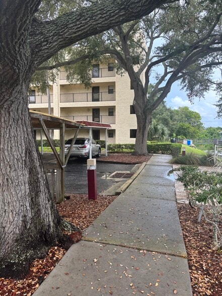 end unit - 11485 Oakhurst Rd