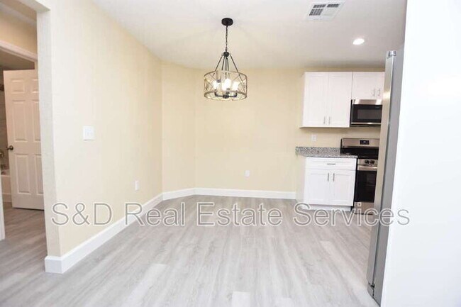 Building Photo - 1111 Mercury Dr E