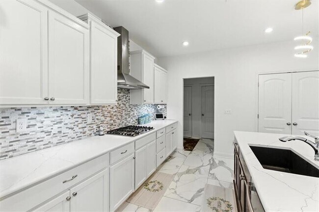 Building Photo - 2121 Harmony Dr
