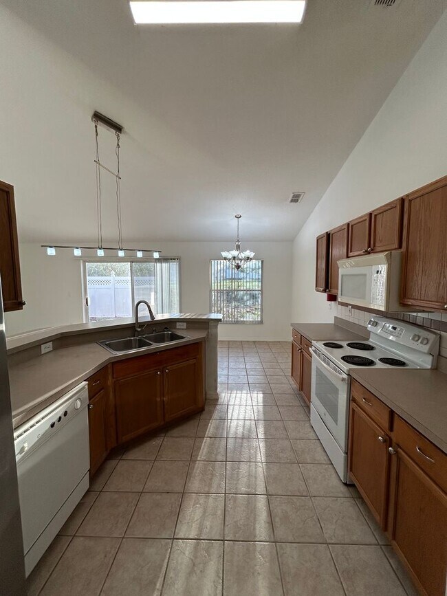 Building Photo - 10500 Lake Hasson Cir
