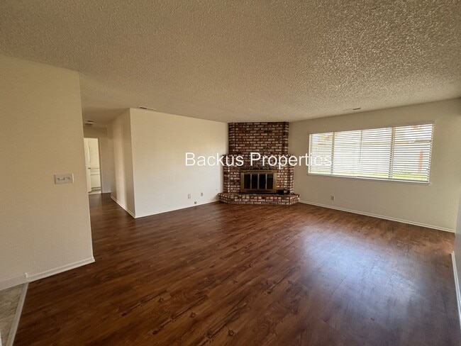 Building Photo - Spacious fenced yard - Three bedroom home ...