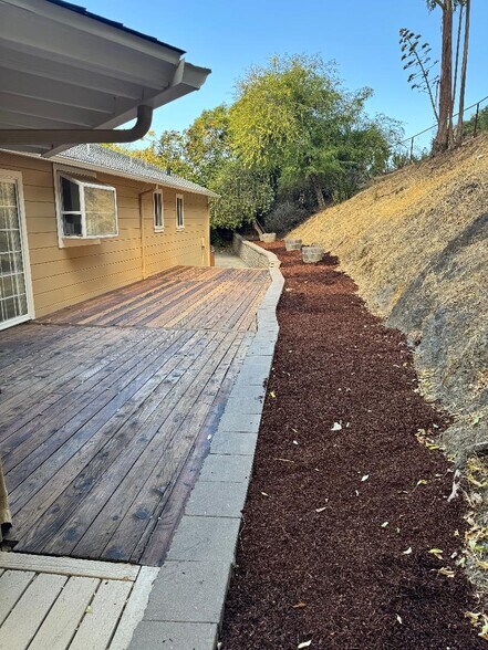 Backyard deck off kitchen - 56 Glenaire Dr