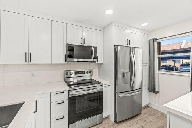 Building Photo - 2935 SW 22nd Ave