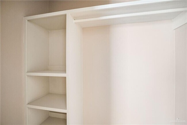 Building Photo - 18 N Ebony St