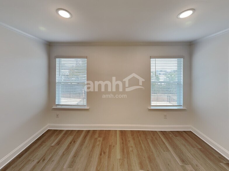 Building Photo - 5006 Twin River Dr