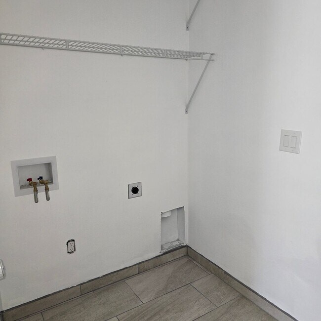 Building Photo - Fresh and Open!